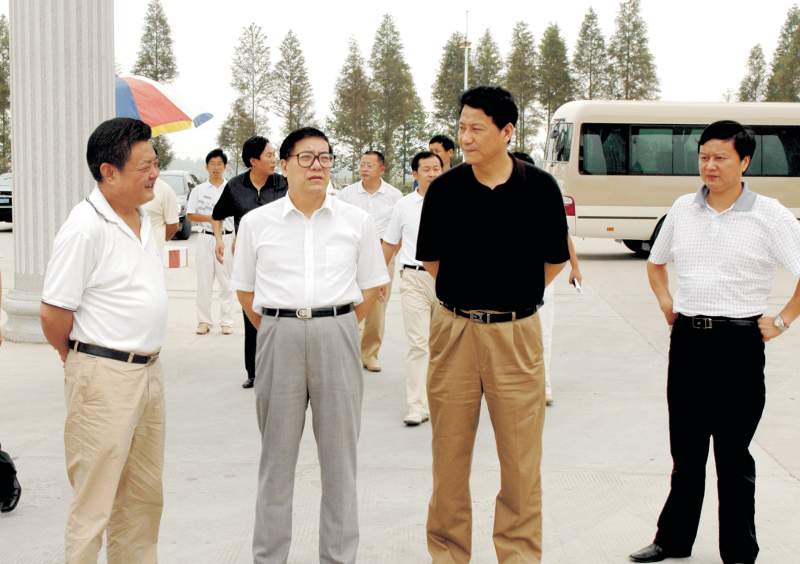 2006年9月1日,湖北省委常委、统战部部长苏晓云莅临我公司考察,张嗣义书记陪同